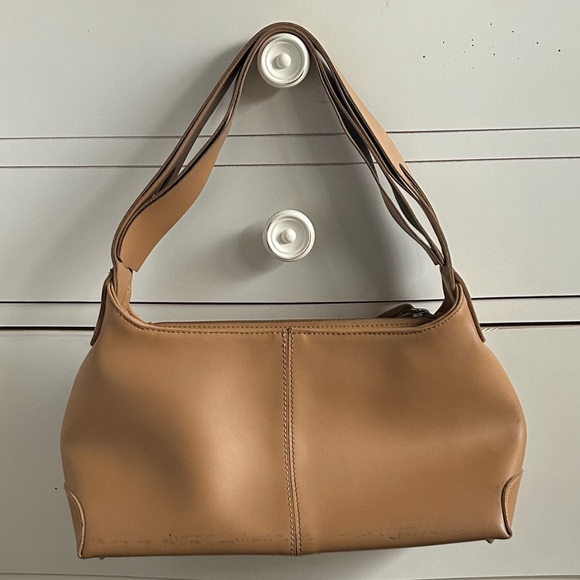 Tods 🤎 Classic luggage color shoulder bag -Very good condition!! 💯% authentic - Picture 2 of 13